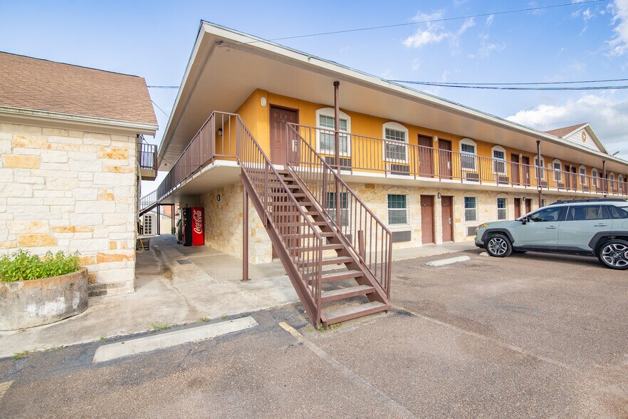 More Photos Of 3005 Houston Hwy, Victoria Hotel For Sale