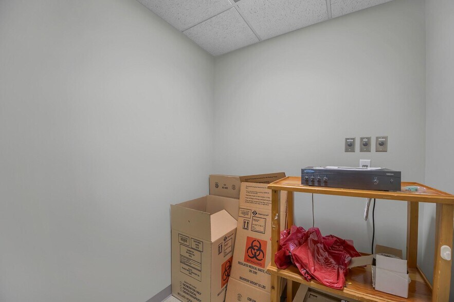 More Photos Of 21 Laurel Ave, Cornwall Medical For Lease