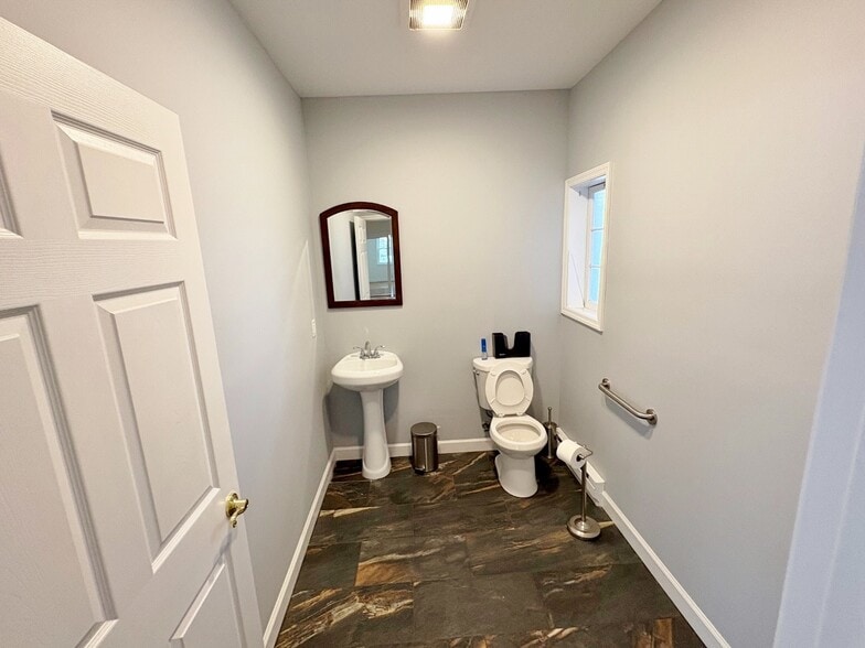 More Photos Of 144 Main St, Gardiner Warehouse For Lease