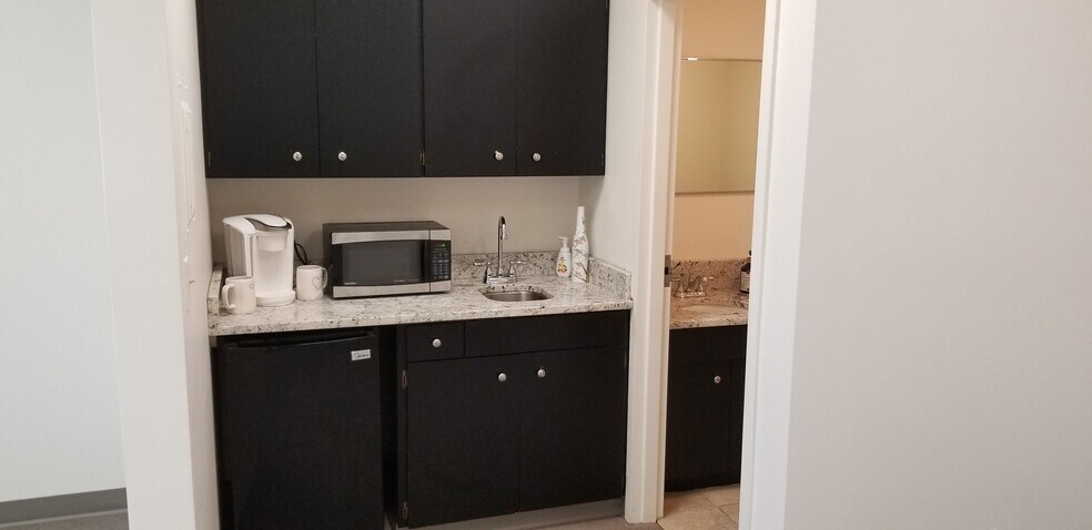 More Photos Of 1117 S Milwaukee Ave, Libertyville Unknown For Lease