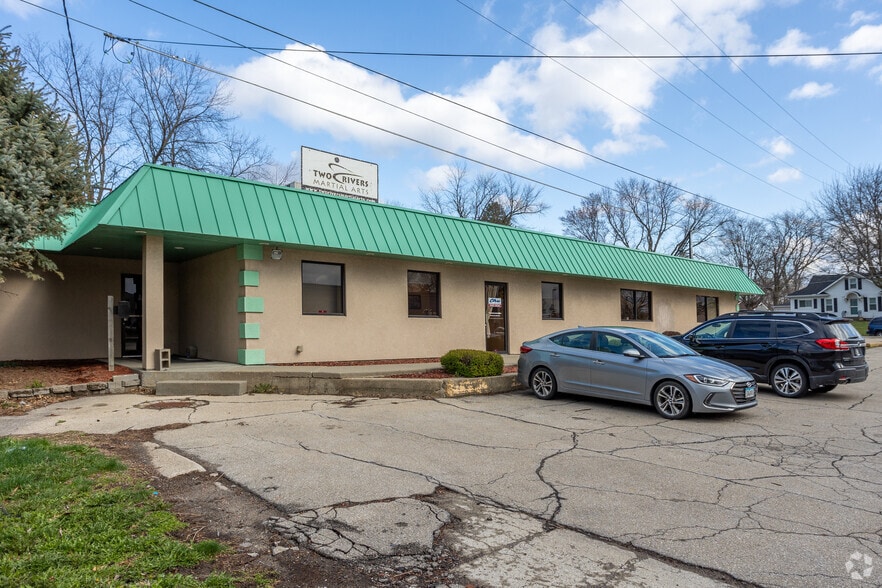 More Photos Of 2017 Southlawn Dr, Des Moines Freestanding For Lease