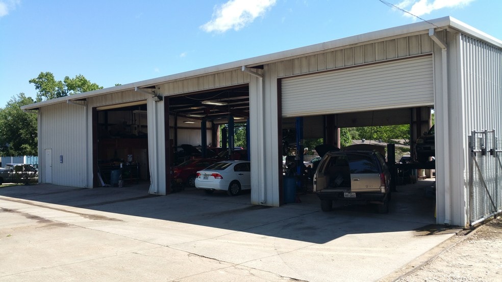 More Photos Of 2214 N Frazier St, Conroe Auto Repair For Sale