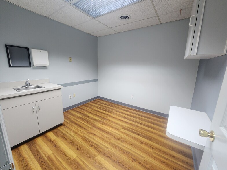 More Photos Of 304 Federal Rd, Brookfield Office For Lease