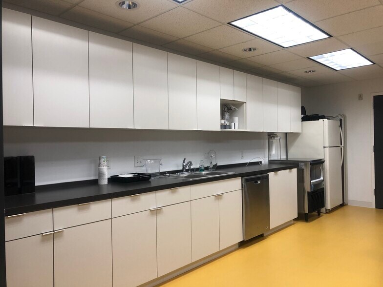 More Photos Of 7900 Tanners Gate Ln, Florence Office For Lease