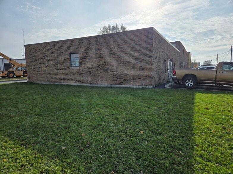 More Photos Of 503 S Westgate St, Addison Warehouse For Sale