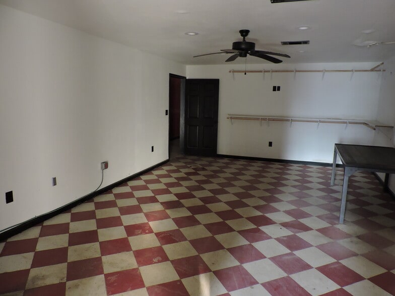 More Photos Of 920 W Mason St, Mabank Manufacturing For Sale