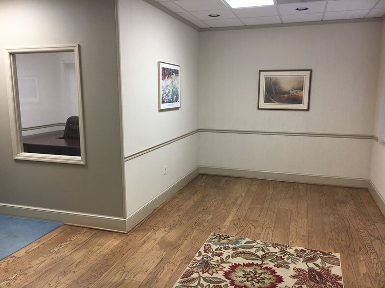 More Photos Of 3923 Blenheim Blvd, Fairfax Medical For Sale