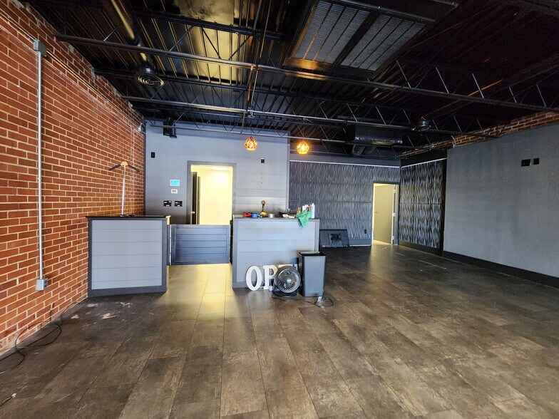 More Photos Of 521 S Glenstone Ave, Springfield General Retail For Lease