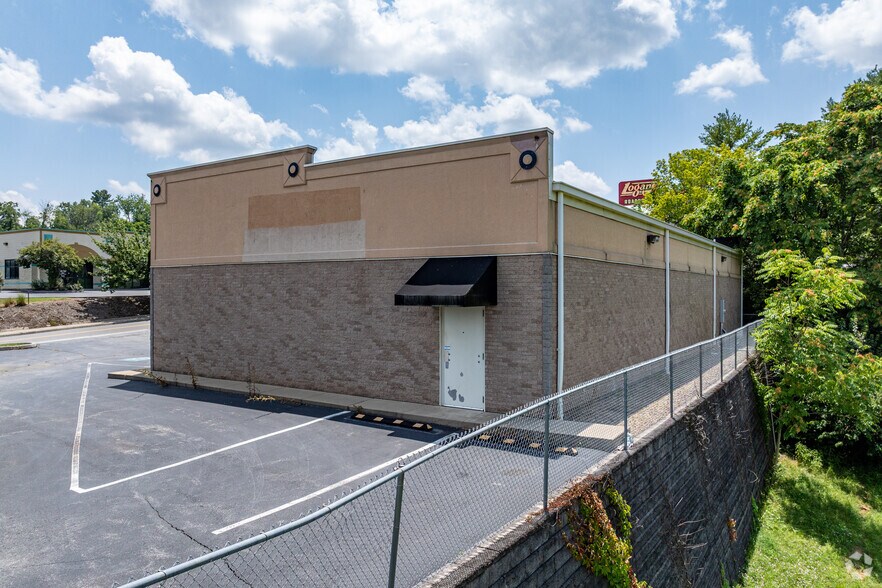 More Photos Of 3176 Linden Dr, Bristol Freestanding For Sale