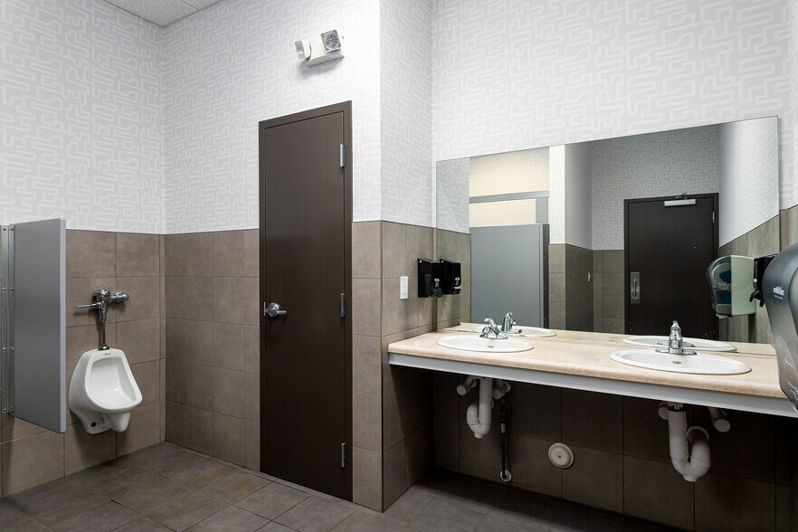 More Photos Of 1330 Potts Ave, High Point Warehouse For Sale