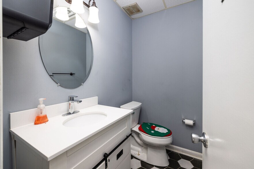 More Photos Of 5617 Dorchester Rd, North Charleston Veterinarian Kennel For Lease