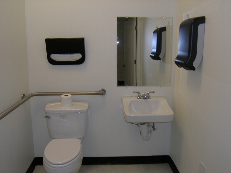 More Photos Of 2138-2150 W Busch Blvd, Tampa Storefront Retail Office For Lease