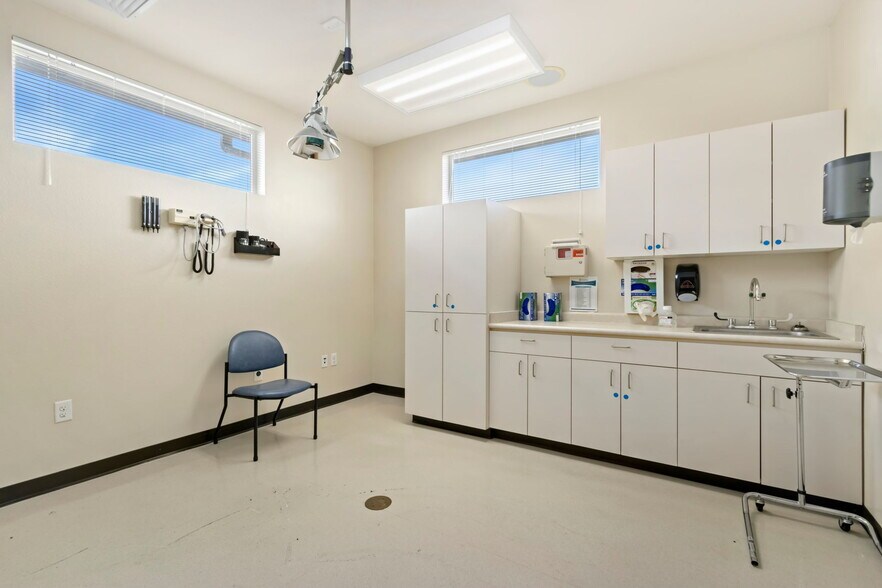 More Photos Of 7950 6th St, Wellington Medical For Lease