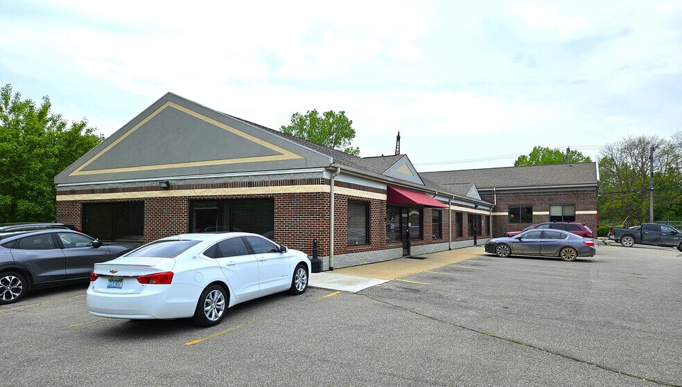 More Photos Of 2020 E Grand River Ave, Howell Office For Lease