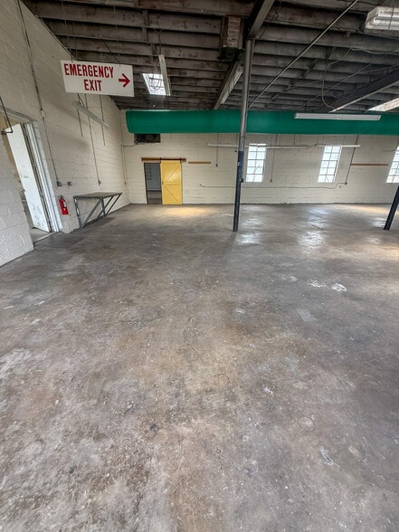 More Photos Of 512 Pershing Rd, Raleigh Warehouse For Lease