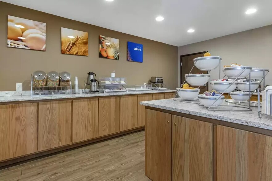 More Photos Of 411 McKnight Ave NW, Albuquerque Hotel For Sale