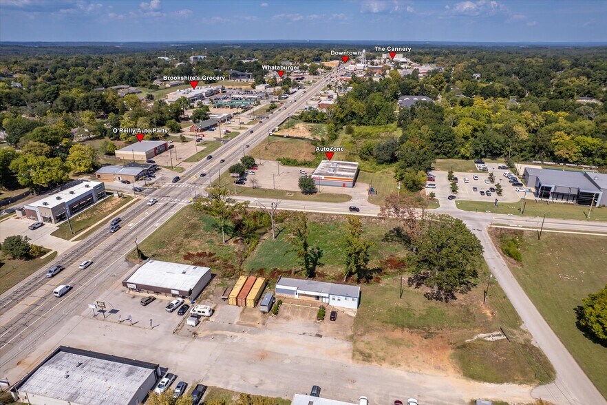 More Photos Of 906 S Main St, Lindale Light Distribution For Sale