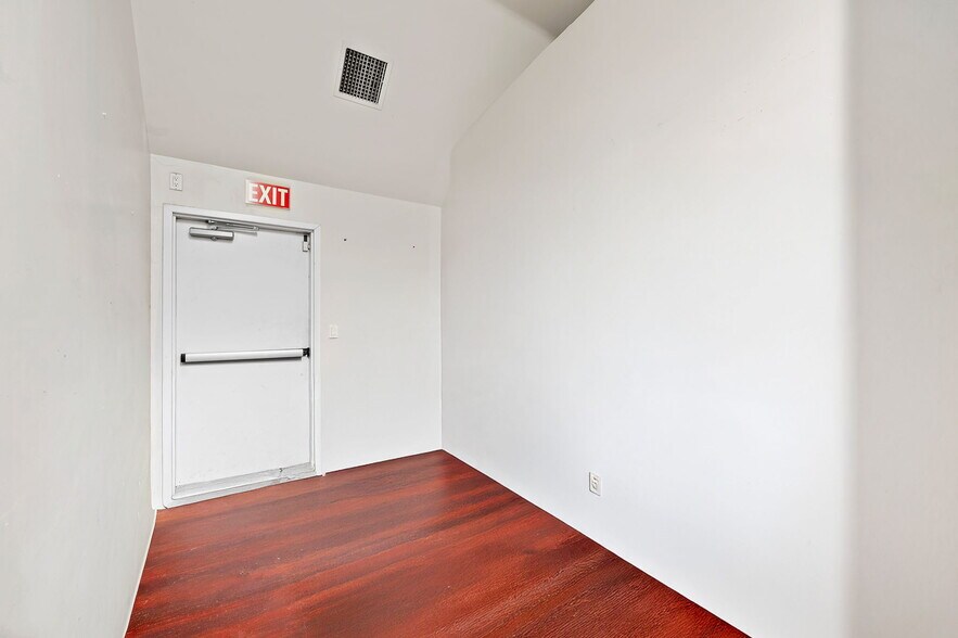 More Photos Of 23201 Orange Ave, Lake Forest Office For Sale