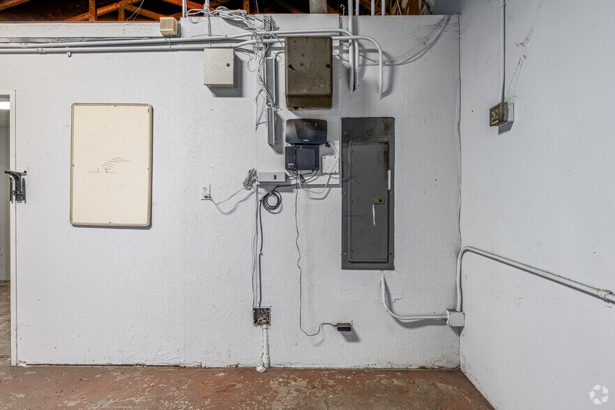 More Photos Of 844 N Vernon St, Azusa Warehouse For Lease