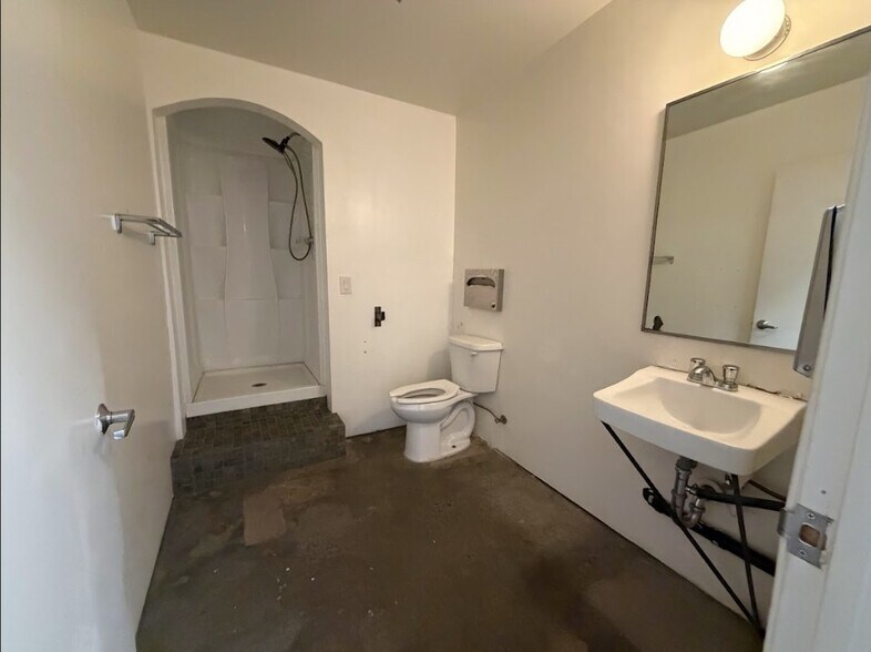 More Photos Of 1989 Blake Ave, Los Angeles Manufacturing For Lease