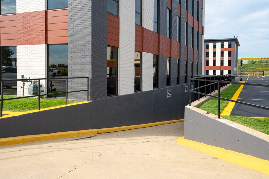More Photos Of 9950 Lawrence Ave, Schiller Park Office For Lease