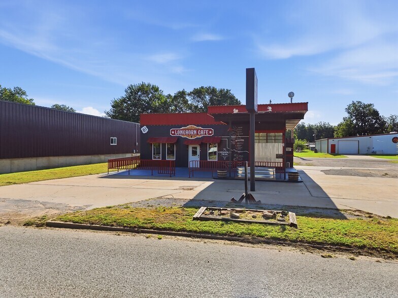 More Photos Of 112 N Chisholm Trl, Dover Restaurant For Sale