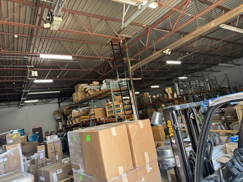 More Photos Of 2014-2018 Silver St, Garland Light Manufacturing For Sale