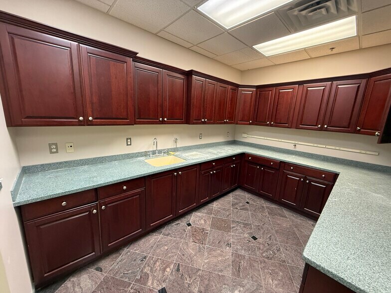 More Photos Of 39525 14 Mile Rd, Novi Medical For Lease