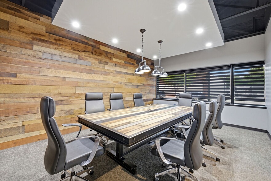 More Photos Of 326 SE Douglas St, Lees Summit Office For Sale