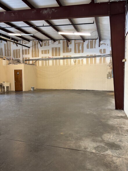 More Photos Of 8215 Narcoossee Park Dr, Orlando Showroom For Lease