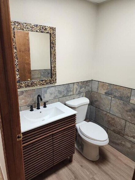 More Photos Of 10740 Dixie Hwy, Davisburg Office For Lease