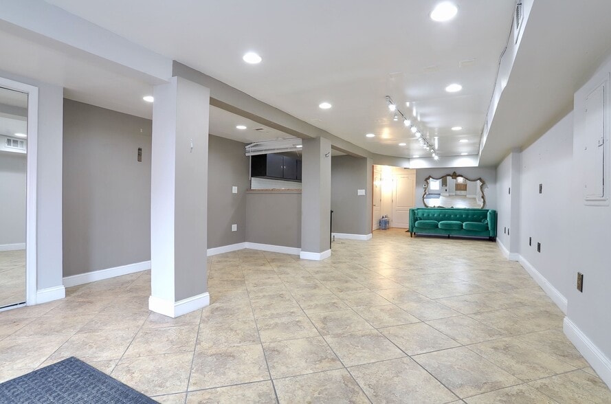 More Photos Of 693 Bergen Ave, Jersey City Storefront Retail Residential For Lease