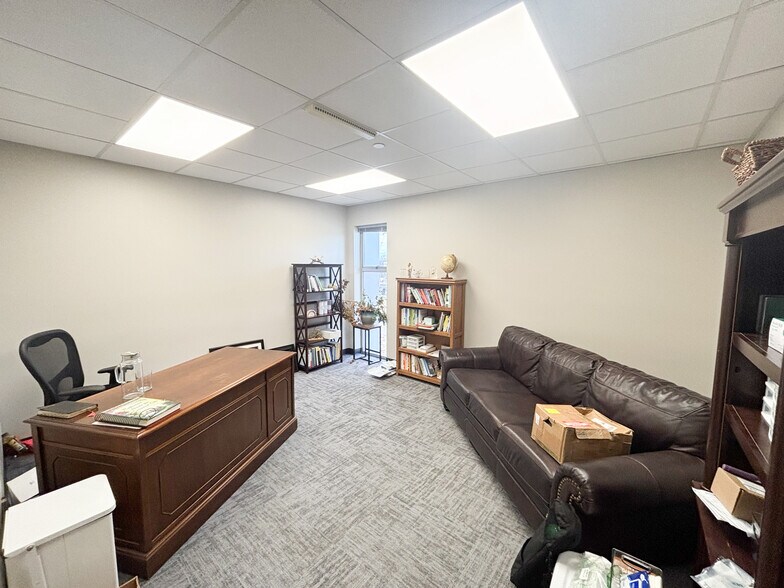 More Photos Of 3171 E Sunshine St, Springfield Office Residential For Lease