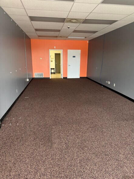 More Photos Of 405-523 E 24 Hwy, Independence Unknown For Lease