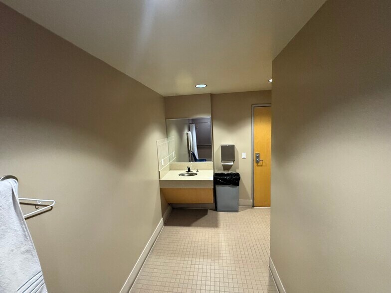 More Photos Of 1940 Garnet Ave, San Diego Medical For Sale