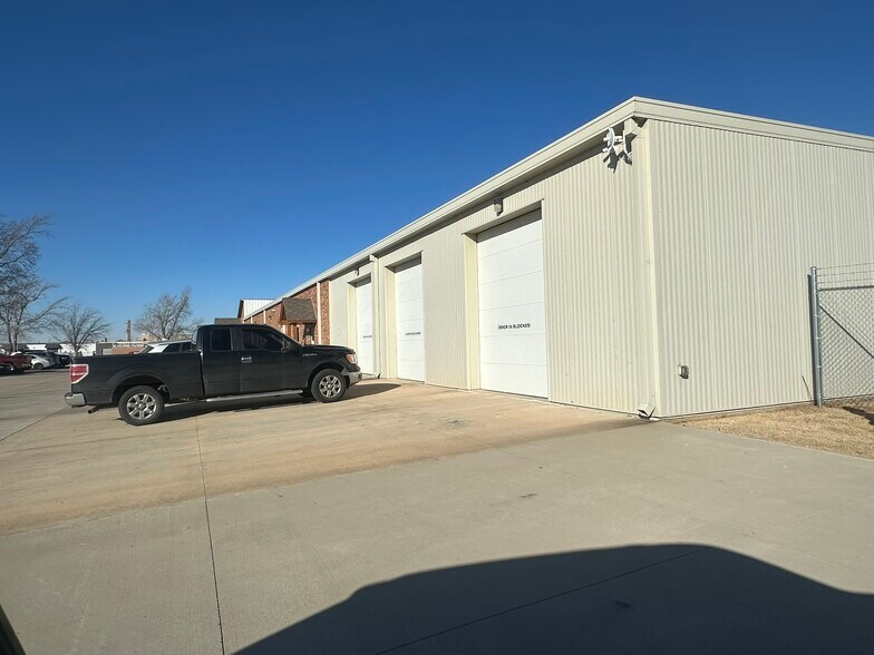 More Photos Of 400 SE Stafford St, Lawton Distribution For Sale