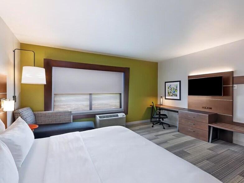 More Photos Of 3401 Blue Comet Dr, Chanute Hotel For Sale