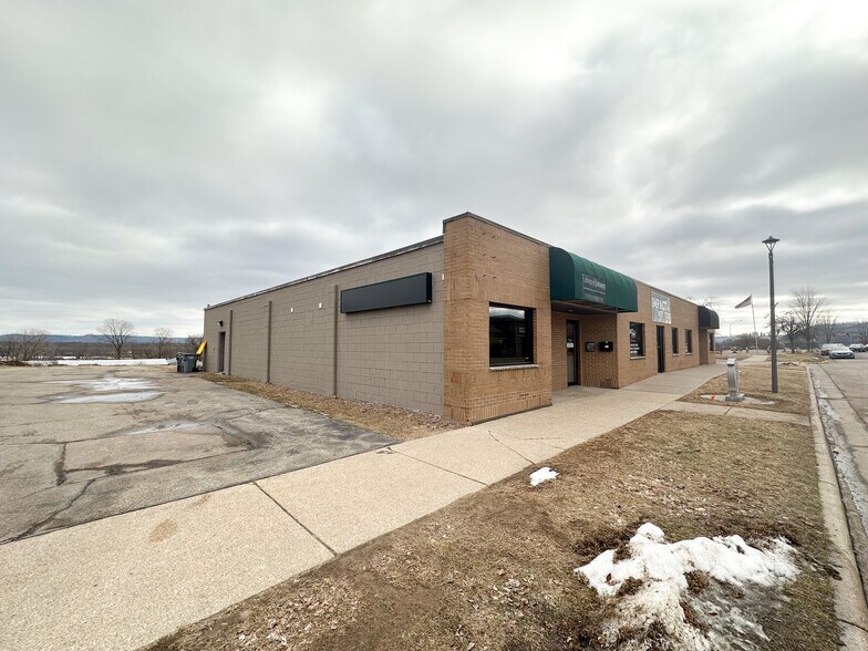 More Photos Of 111 S Walnut St, La Crescent General Retail For Lease