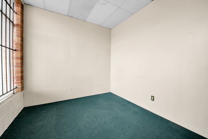 More Photos Of 307-341 E 11 Mile Rd, Madison Heights Freestanding For Sale
