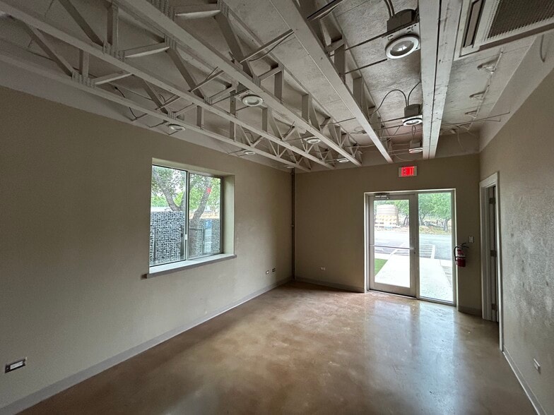 More Photos Of 9 Spanish Pass Rd, Boerne Showroom For Lease