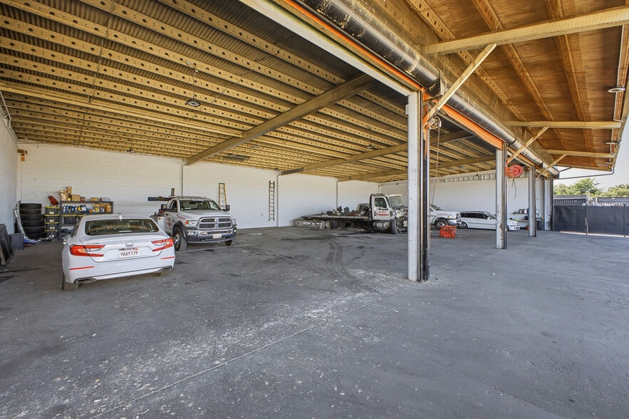 More Photos Of 818-828 E Manchester Ave, Los Angeles Warehouse For Sale