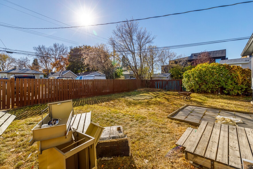 More Photos Of 1507 20 Av NW, Calgary Freestanding For Sale