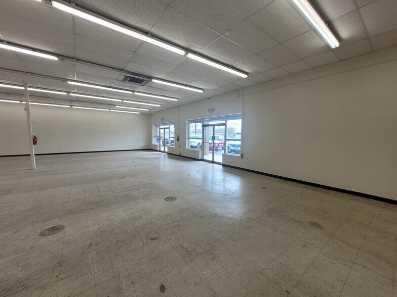 More Photos Of 300 S International Blvd, Hidalgo General Retail For Lease