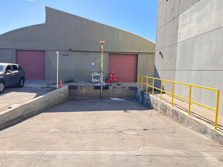 More Photos Of 2280 E Curry St, Long Beach Manufacturing For Lease