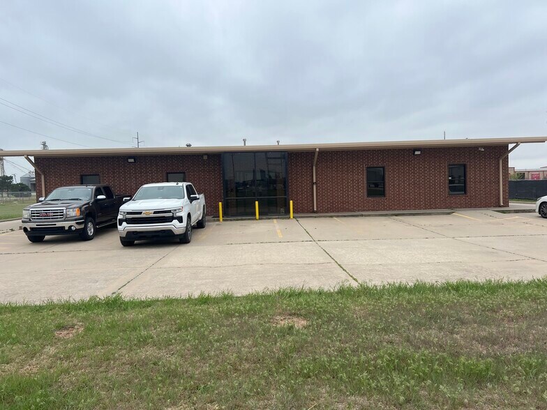 More Photos Of 3900 Valley Park Dr, El Reno Warehouse For Sale