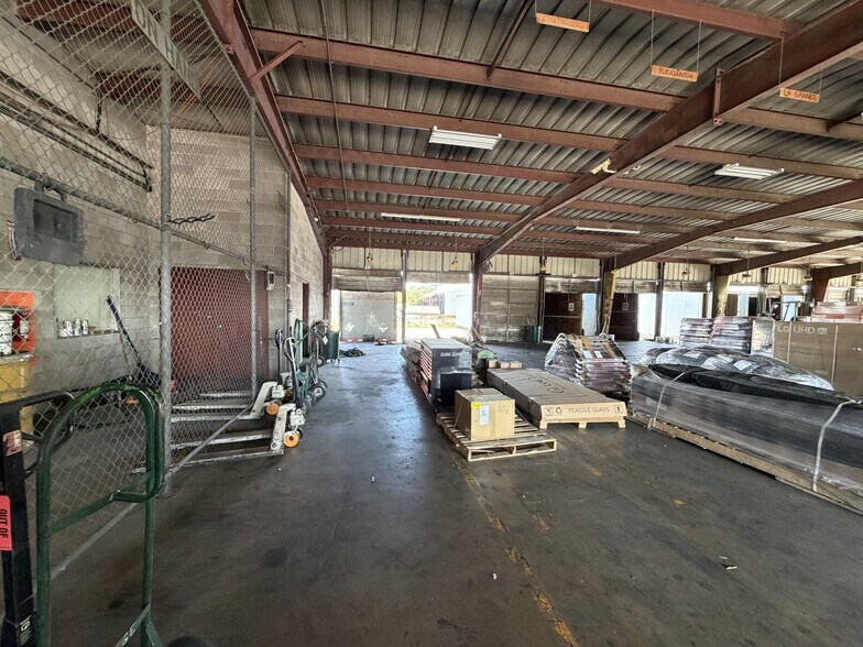 More Photos Of 2026 W Malone Ave, San Antonio Warehouse For Lease
