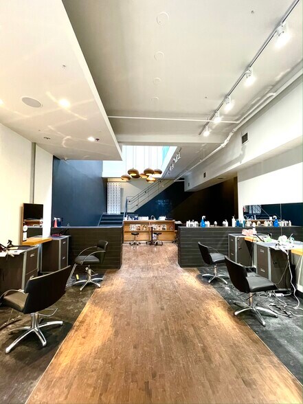 More Photos Of 269 Queen St W, Toronto Storefront Retail Residential For Lease