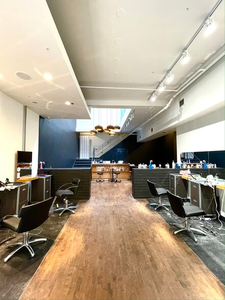 More Photos Of 269 Queen St W, Toronto Storefront Retail Residential For Lease