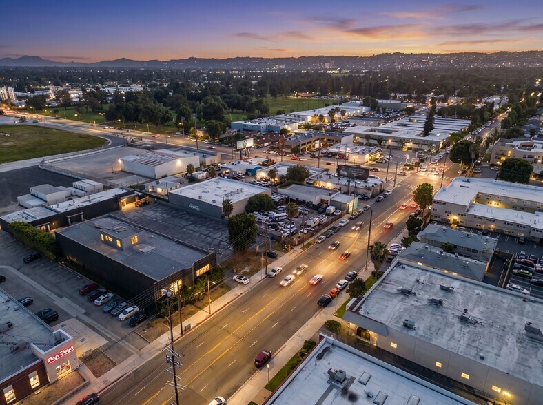 More Photos Of 6840-6842 Hayvenhurst Ave, Van Nuys Distribution For Lease