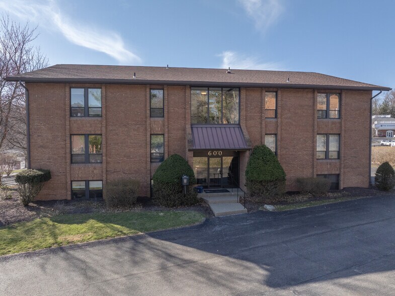 Primary Photo Of 600 Commerce Dr, Coraopolis Office Residential For Lease